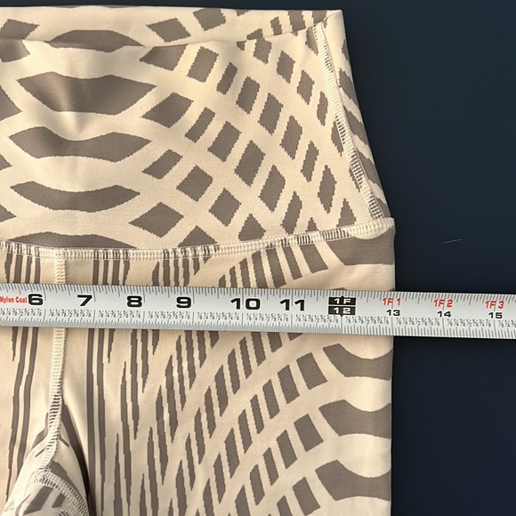 ALO Yoga Leggings - Picture 8 of 8